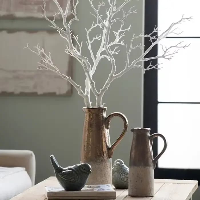 Vase vintage en poterie grossière en détresse