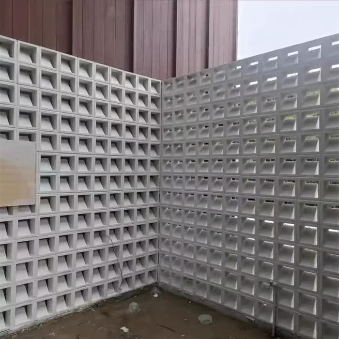 Les moules en ciment sont utilisés pour la décoration ajourée des murs intérieurs et extérieurs du jardin mettant en valeur un moule personnalisé en béton