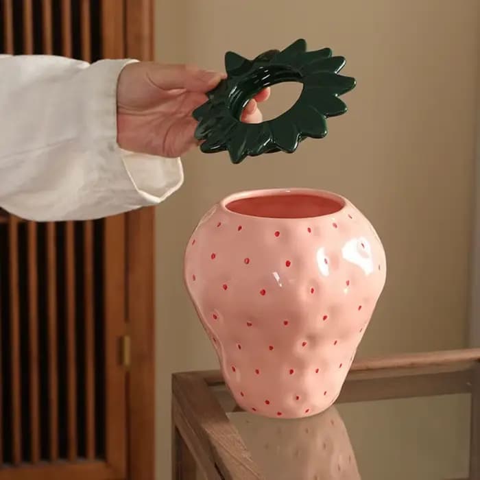 Vase en céramique mignon en forme de fraise
