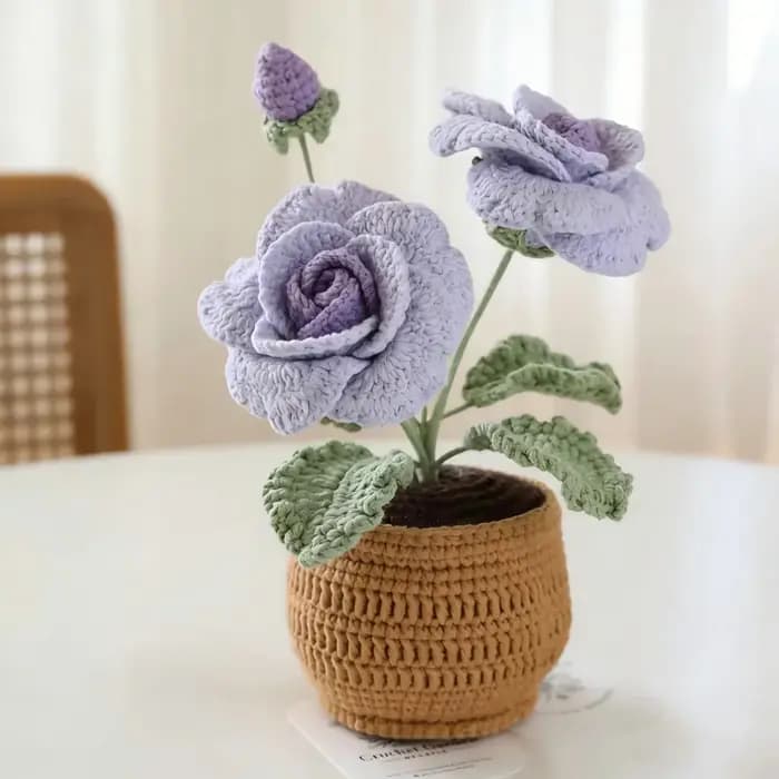 Plante en pot de roses à quatre feuilles et à deux têtes, crochetée à la main, réalisée avec du fil de laine Xuefeier, comme cadeau créatif et décoration de table.