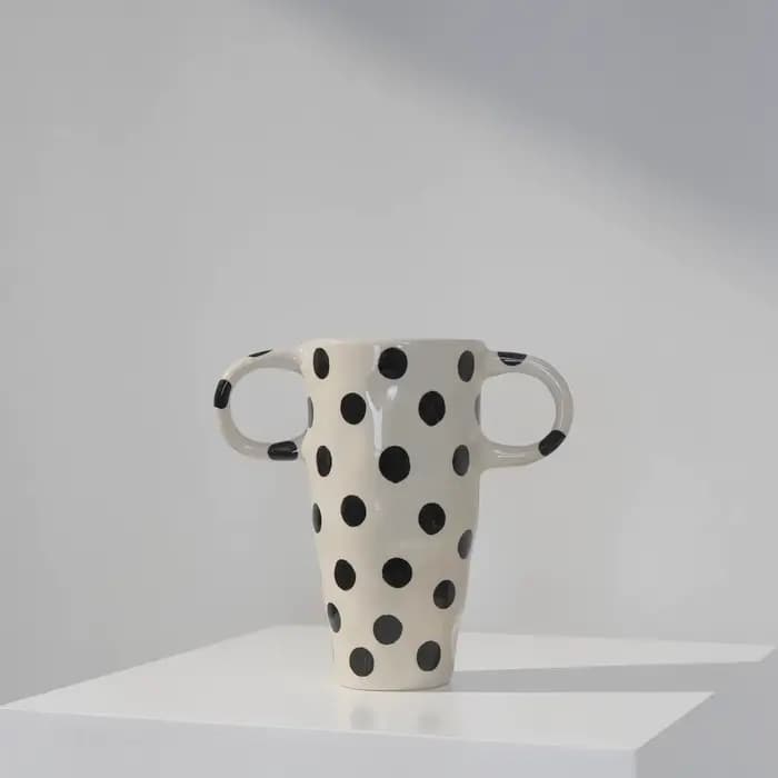 Vase en céramique à pois avec poignée