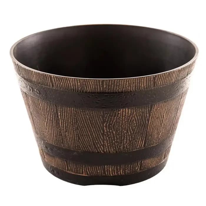 Ce pot en résine magnifiquement conçu offre un moyen accrocheur pour afficher vos petites plantes préférées à l'intérieur et à l'extérieur