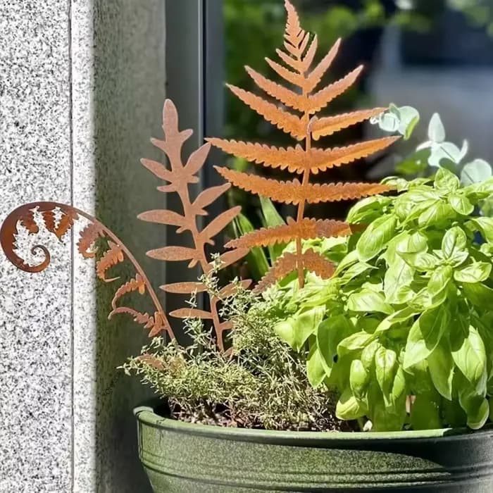 Piquet de jardin en feuilles de fougère rouillée, bouquet en métal, pieu de plante en métal, art de
