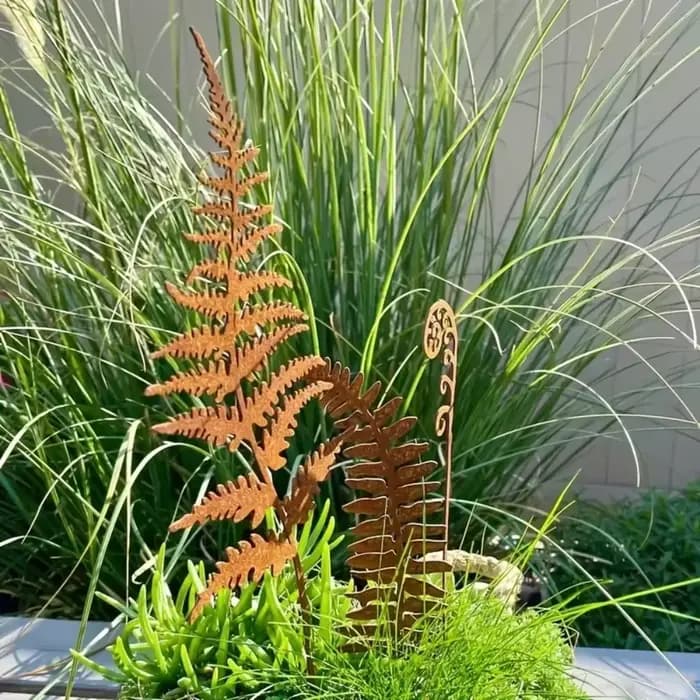 Piquet de jardin en feuilles de fougère rouillée, bouquet en métal, pieu de plante en métal, art de