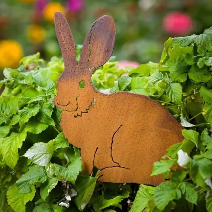 Piquet de jardin en forme de lapin sur pied en métal rustique