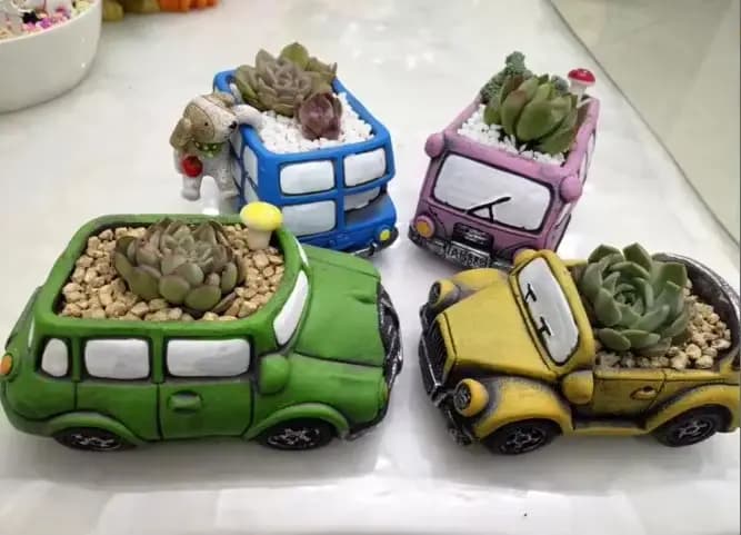 Pot de fleurs succulentes en forme de voiture de dessin animé