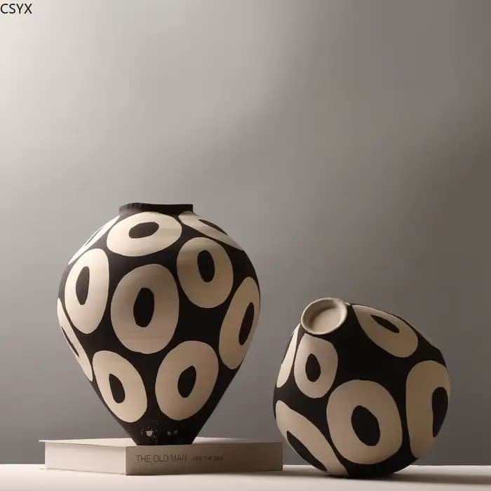 Vase en céramique cercles géométriques dessinés à la main