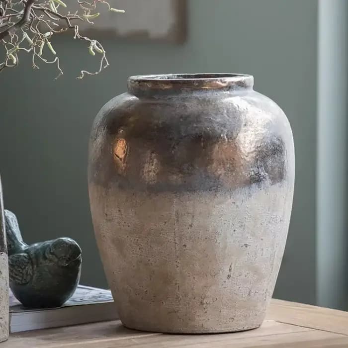 Vase vintage en poterie grossière en détresse