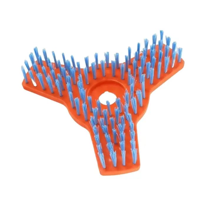Brosse de nettoyage pour plateformes de tondeuses à gazon avec une configuration de poils denses et
