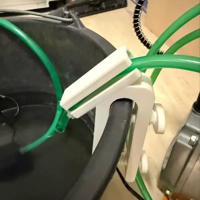 Clip de fixation pour seau et tuyau d'arrosage, un accessoire pratique conçu spécifiquement pour l'arrosage du jardin, libérant les mains