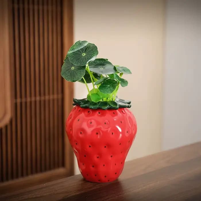 Vase en céramique mignon en forme de fraise