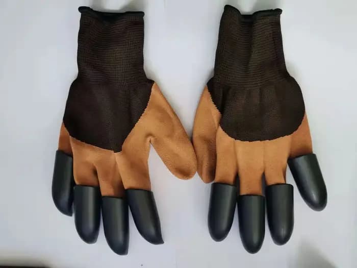 Gants de jardin marron avec griffes