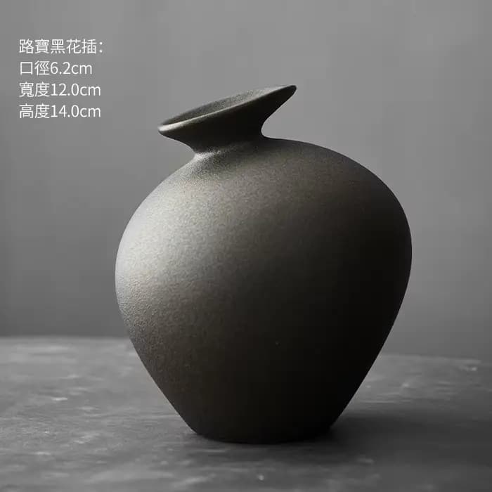 Vase en terre cuite noir
