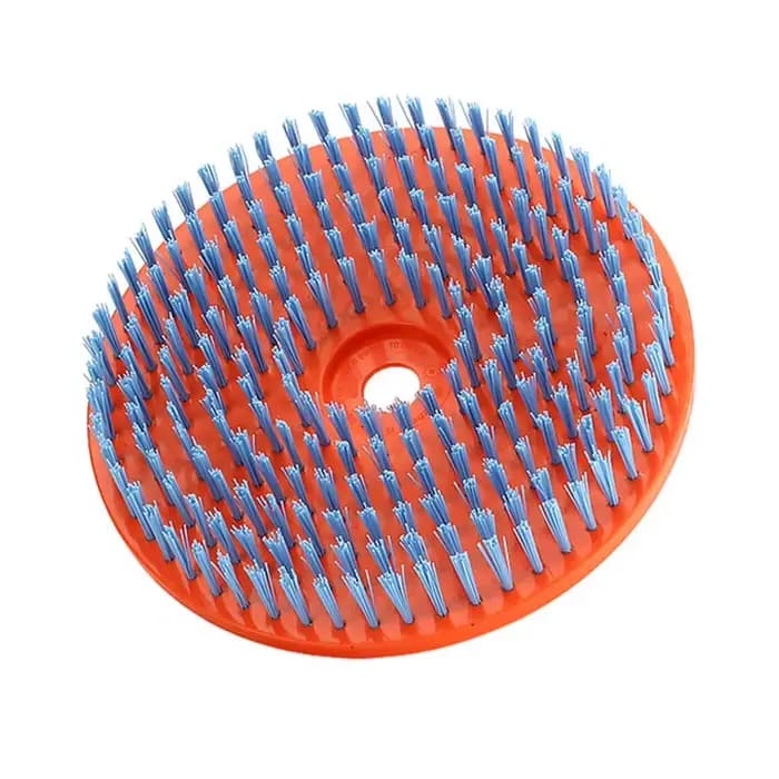 Brosse de nettoyage pour plateformes de tondeuses à gazon avec une configuration de poils denses et une forme ondulée ergonomique pour une couverture efficace