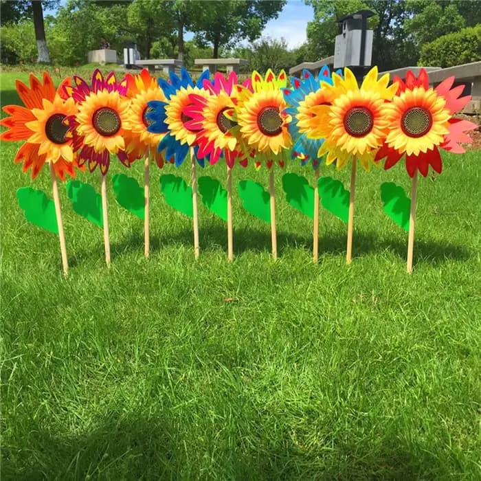 Éolienne de moulin à vent de tournesol coloré, pelouse, décoration de fête de jardin, camping en ple