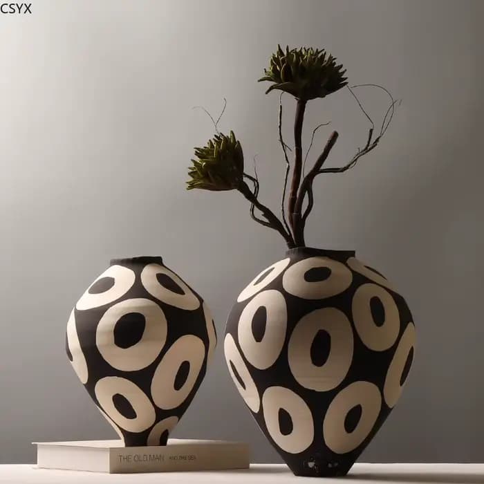 Vase en céramique cercles géométriques dessinés à la main