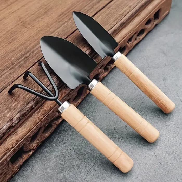 Ensemble de jardinage miniature en trois pièces avec manche en bois et râteau