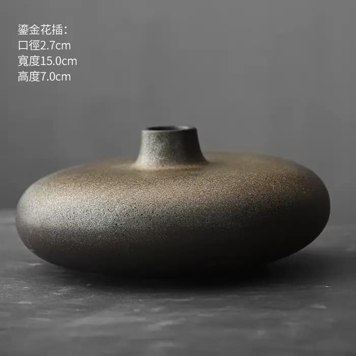 Vase en terre cuite noir