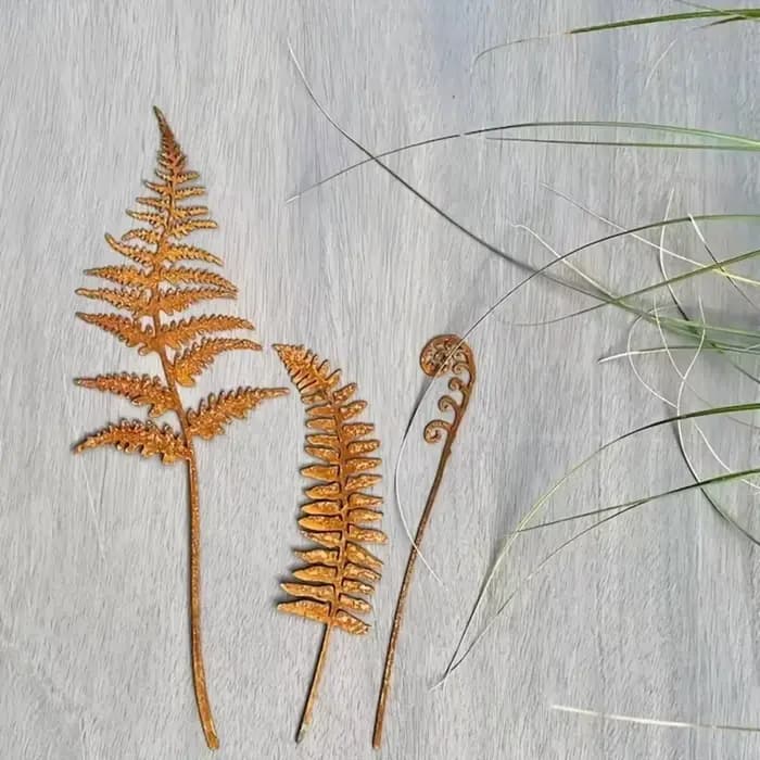 Piquet de jardin en feuilles de fougère rouillée, bouquet en métal, pieu de plante en métal, art de