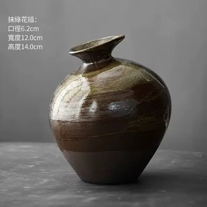 Vase en terre cuite noir