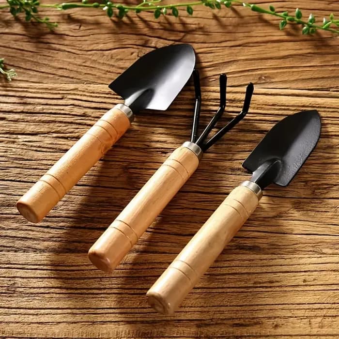 Ensemble de jardinage miniature en trois pièces avec manche en bois et râteau