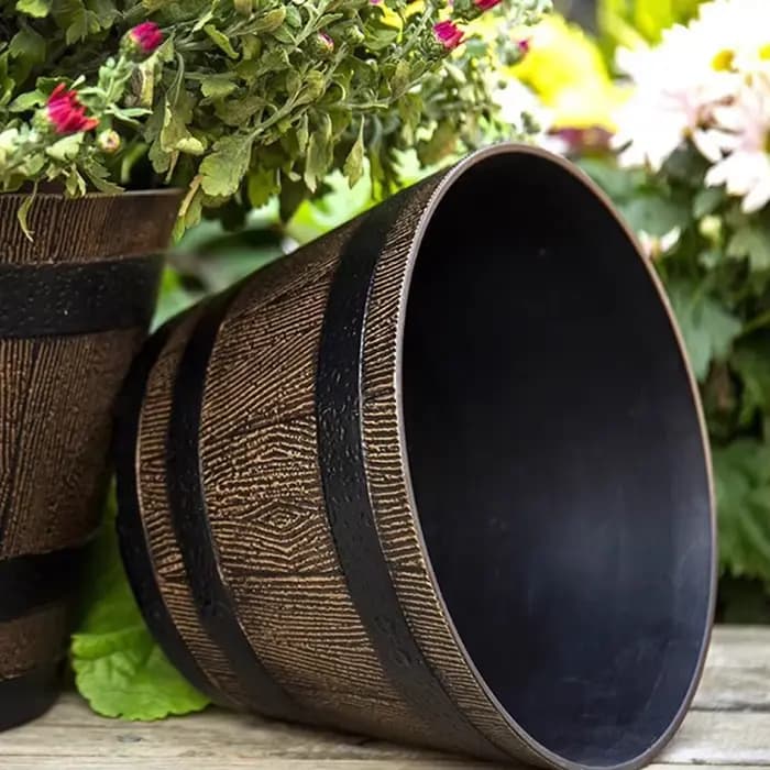 Ce pot en résine magnifiquement conçu offre un moyen accrocheur pour afficher vos petites plantes préférées à l'intérieur et à l'extérieur