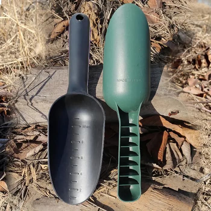 Petite pelle de jardin en plastique