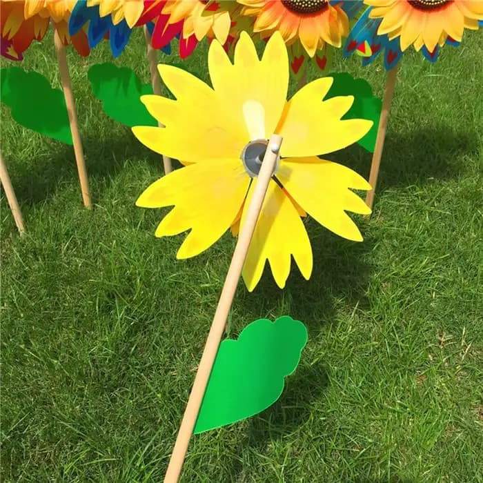 Éolienne de moulin à vent de tournesol coloré, pelouse, décoration de fête de jardin, camping en ple