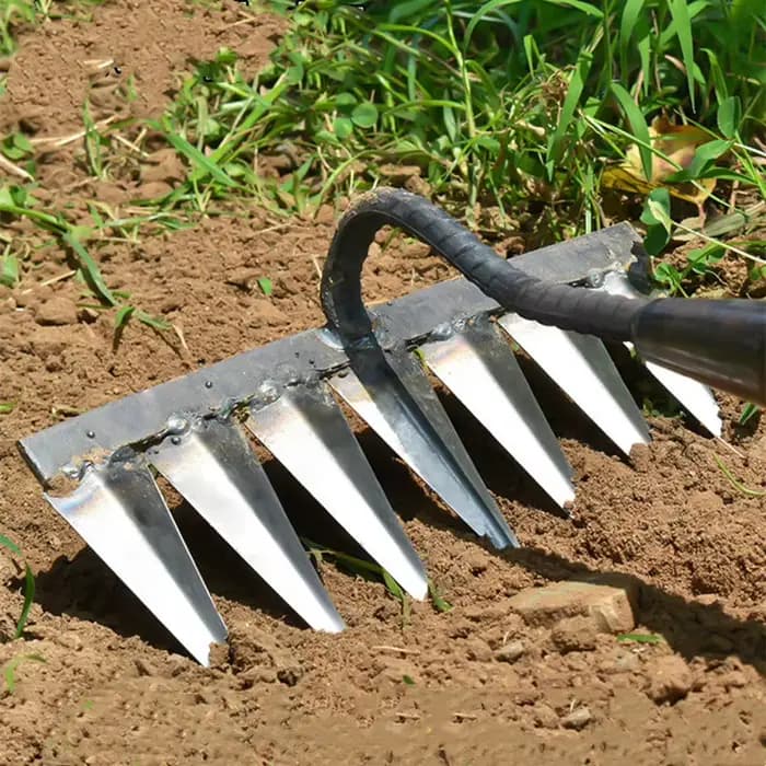 Desserrer le sol herse des feuilles propres recueillir des mauvaises herbes outil agricole jardinage houe désherbage