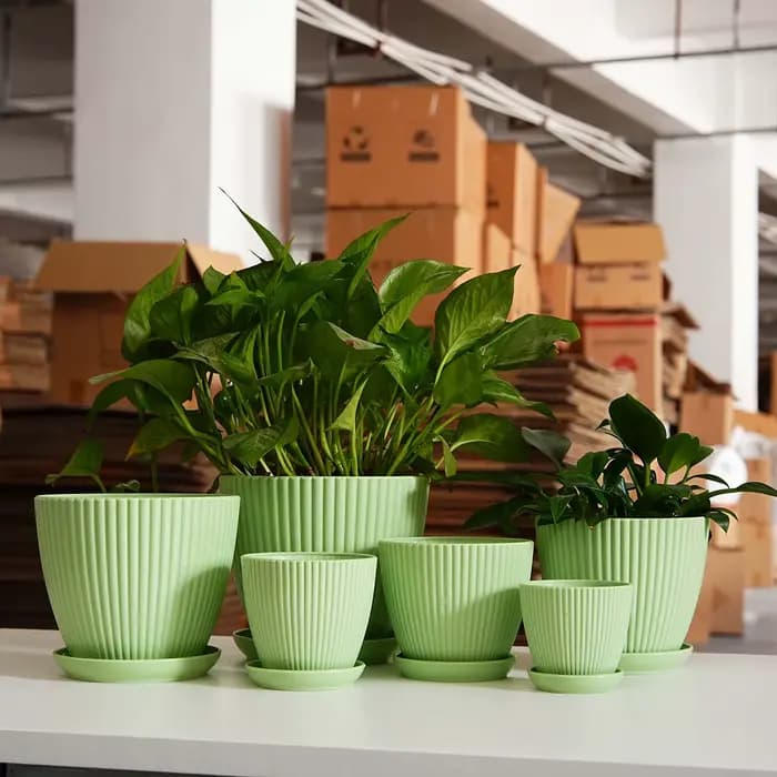 Pot de fleurs vertical rayé épaissi en plastique non-céramique avec soucoupe, pour balcon et bureau, décoration de plantes en pot, tendance 2026