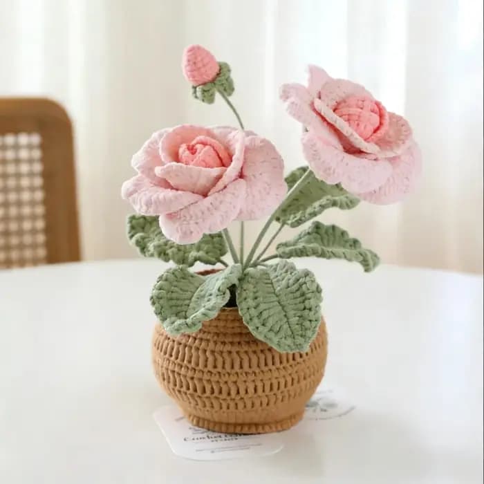 Plante en pot de roses à quatre feuilles et à deux têtes, crochetée à la main, réalisée avec du fil de laine Xuefeier, comme cadeau créatif et décoration de table.