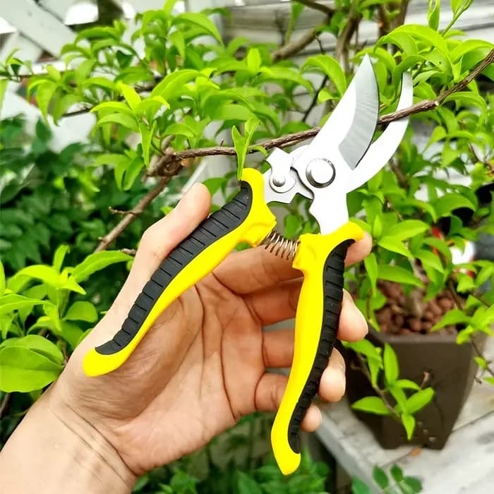 Cette cisaille de jardinage est super facile à utiliser ! Un bon assistant