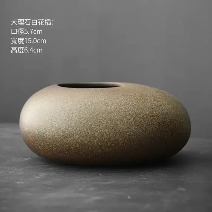 Vase en terre cuite noir