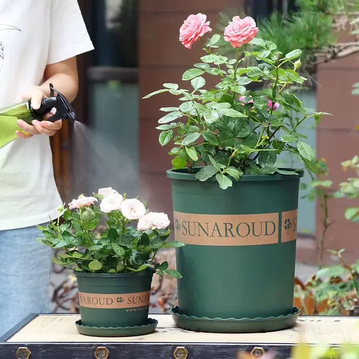 Pot de fleur en plastique pour balcon
