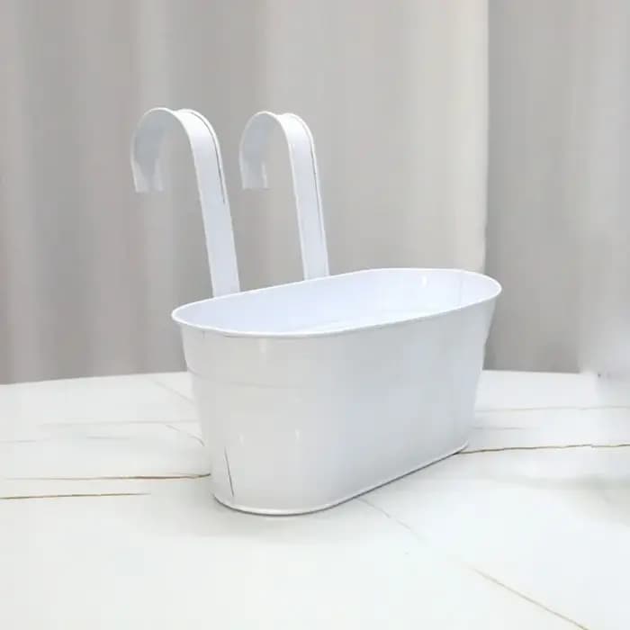 Pots de fleurs en fer avec trous et crochets de proximité