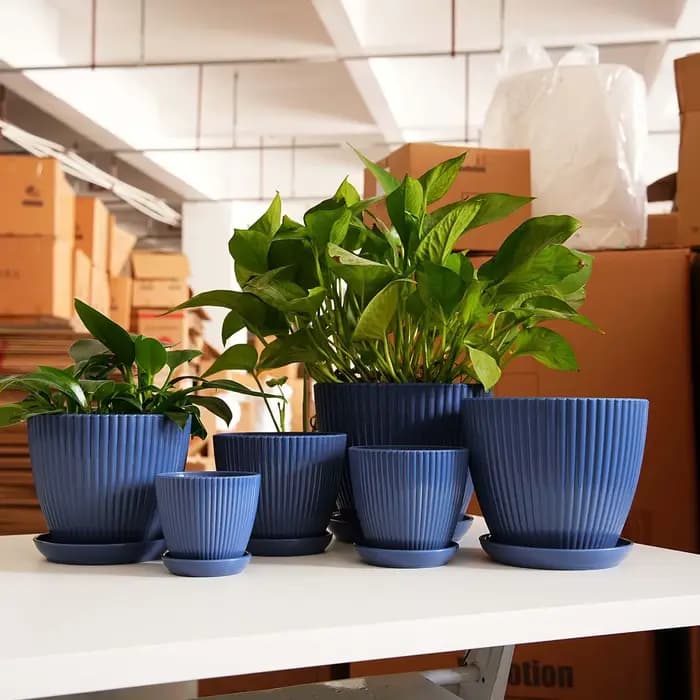 Pot de fleurs vertical rayé épaissi en plastique non-céramique avec soucoupe, pour balcon et bureau, décoration de plantes en pot, tendance 2026