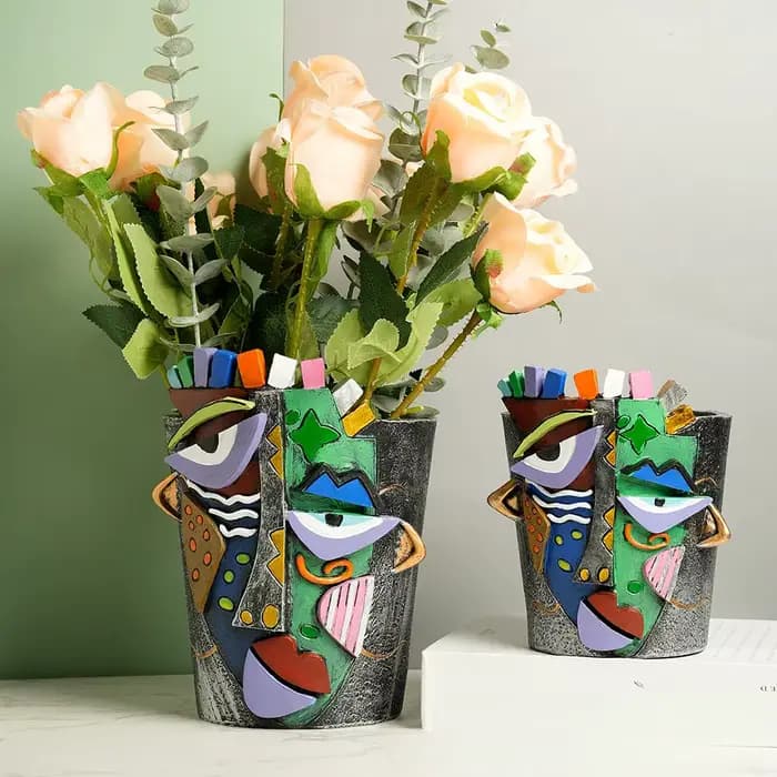 Pot de fleur avec visage abstrait