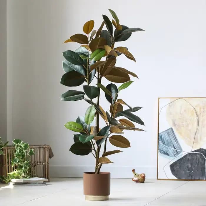 Plantes artificielles décoratives et arbres en Pots